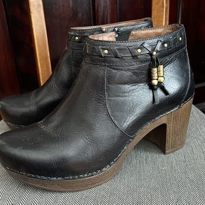 Women’s Dansko Dabney heeled ankle bootie